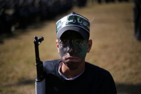 נער פלסטיני בטקס סיום של מחנה אימונים של הזרוע הצבאית של חמאס. חאן יונס, רצועת עזה, 29.1.15 (צילום: עבד רחים חטיב)