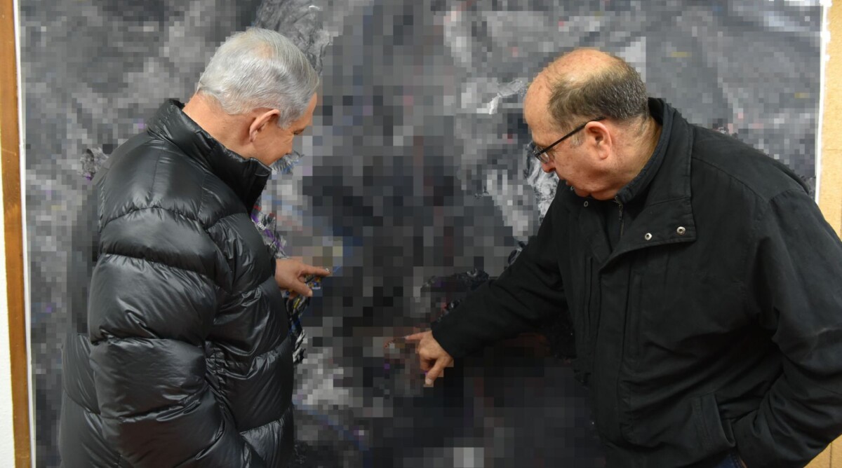 ראש הממשלה בנימין נתניהו ושר הביטחון משה יעלון מצביעים על תצלום מטושטש. בסיס צבאי ברמת הגולן, 4.2.15 (צילום: אריאל חרמוני, משרד הביטחון)