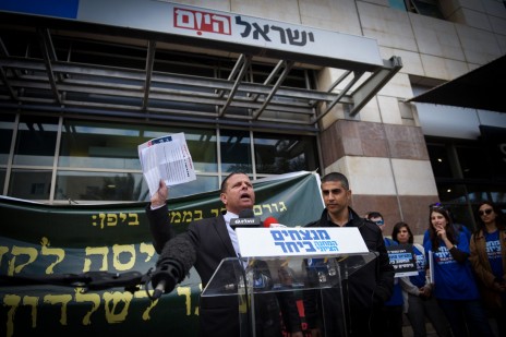 איתן כבל נואם מחוץ למערכת "ישראל היום" בתל-אביב, 8.2.2015 (צילום: בן קלמר)