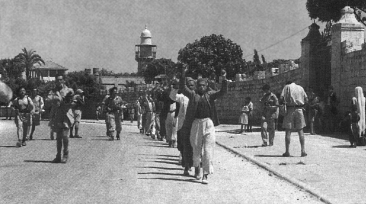 שבויים ערבים ברמלה, יולי 1948, צלם לא ידוע