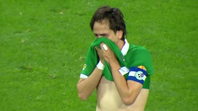 יוסי בניון פורץ בבכי אחרי שער הניצחון שכבש מול מכבי נתניה (צילום מסך)