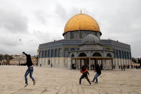 פלסטינים משליכים אבנים ברחבת מסגדי הר הבית. ירושלים, 6.12.13 (צילום: סלימאן חאדר)