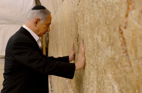 ראש הממשלה בנימין נתניהו נוגע באבני הכותל המערבי, 28.2.15 (צילום: אבי אוחיון, לע"מ)