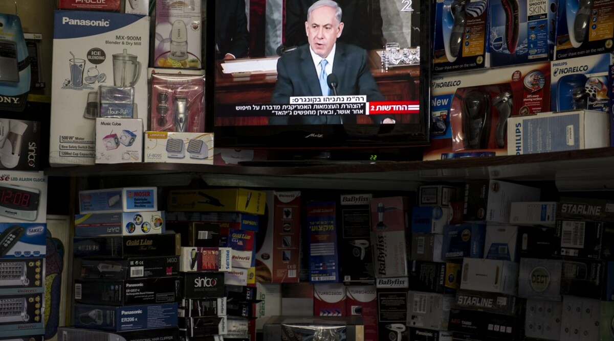 שידור נאומו של ראש הממשלה, בנימין נתניהו, בערוץ 2. חנות מוצרי חשמל, ישראל, 3.3.15 (צילום: דניאל שטרית)