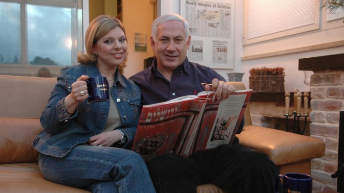 שרה ובנימין נתניהו בביתם בירושלים, מרץ 2006 (צילום: יוסי זמיר)