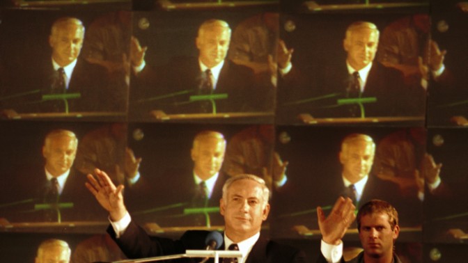יו"ר הליכוד בנימין נתניהו מיד לאחר הניצחון בבחירות הכלליות לכנסת, 2.6.1996 (צילום: פלאש 90)