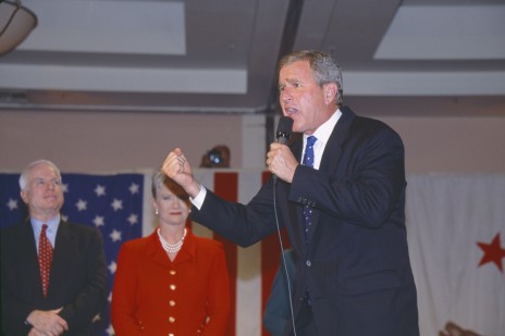 ג'ורג' בוש מדבר בעצרת בחירות בברבנק, קליפורניה. מאחוריו: הסנטור ג'ון מקיין ורעייתו סידני, 2000 (צילום: American Spirit / Shutterstock.com)