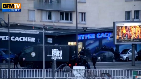 מתוך סיקור הפיגוע בהיפר-כשר בפריז ב-BFMTV (צילום מסך)