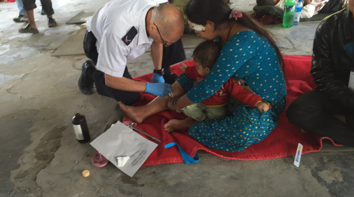 נפגעי רעידת האדמה בנפאל מקבלים טיפול רפואי, קטמנדו, 27.4.15 (צילום: דוברות מד"א)