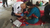 נפגעי רעידת האדמה בנפאל מקבלים טיפול רפואי, קטמנדו, 27.4.15 (צילום: דוברות מד"א)