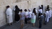יהודים קונסרבטיבים מתפללים ליד הכותל המערבי, בחלק שהוקצה לתפילת גברים ונשים יחדיו, יולי 2014 (צילום: רוברט סוויפט)