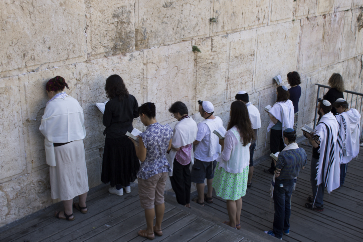 יהודים קונסרבטיבים מתפללים ליד הכותל המערבי, בחלק שהוקצה לתפילת גברים ונשים יחדיו, יולי 2014 (צילום: רוברט סוויפט)