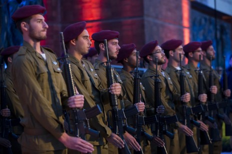חיילים מציגים רובים בטקס יום השואה ביד-ושם, 15.4.15 (צילום: יונתן זינדל)