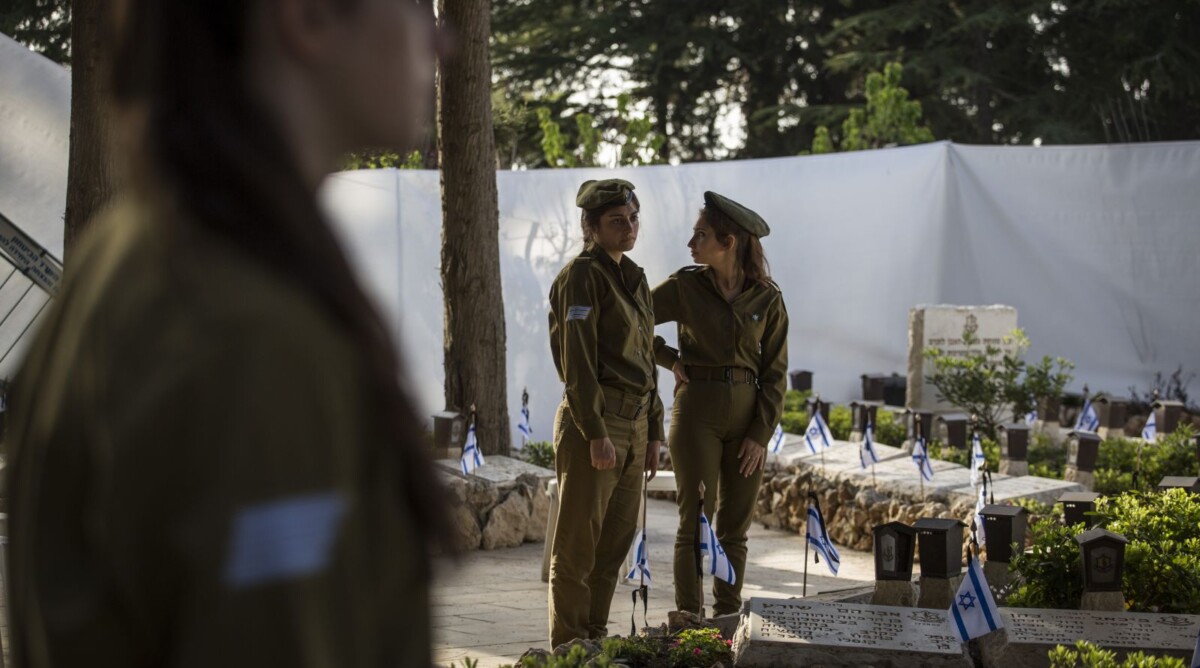 חיילות בצבא ישראל במהלך ההכנות ליום הזיכרון לחללי צה"ל. הר הרצל, ירושלים, 19.4.15 (צילום: הדס פרוש)