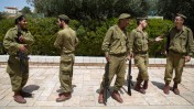 חיילים ישראלים בהכנות לטקסי יום הזיכרון. הר הזיתים, ירושלים, 21.4.15 (צילום: יונתן זינדל)