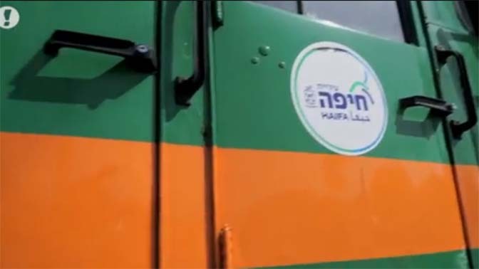 משאית של עיריית חיפה בכניסה למפעל (צילום מסך: חדשות "וואלה")