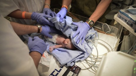 תינוק נולד בבית-החולים שהקים צה"ל בנפאל, 29.4.2015 (צילום: דובר צה"ל)
