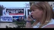 היחצנית תמי שינקמן משוחחת עם אמנון מרנדה מאתר ynet, צילום מסך מהסרט "הרצוג"