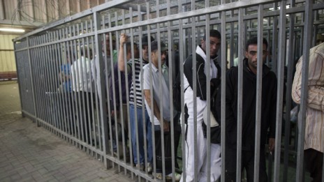 פועלים פלסטינים ממתינים במחסום ליד רמאללה, יוני 2013 (צילום: יונתן זינדל)