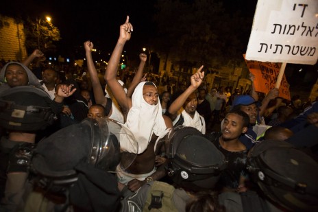 בני העדה האתיופית מפגינים בירושלים נגד אלימות משטרתית, 30.4.15 (צילום: יונתן זינדל)
