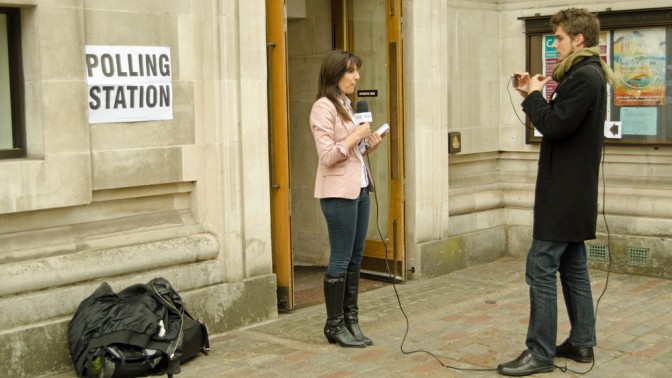 עיתונאים מדווחים מקלפי בווסטמינסטר, לונדון, במהלך הבחירות הכלליות בבריטניה, 7.5.15