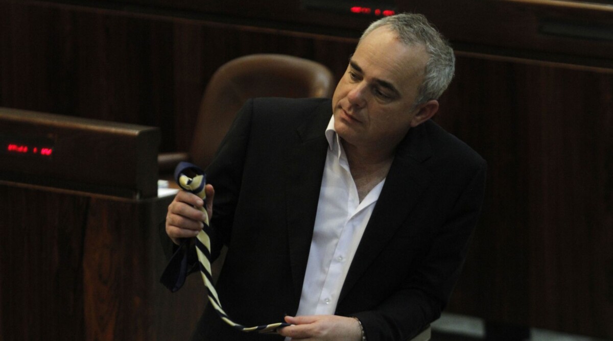 שר האנרגיה, יובל שטייניץ, בוחן עניבה. מליאת הכנסת, 2011 (צילום: מרים אלסטר)