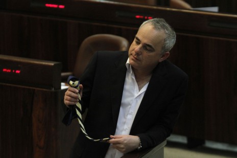 שר האנרגיה, יובל שטייניץ, בוחן עניבה. מליאת הכנסת, 2011 (צילום: מרים אלסטר)
