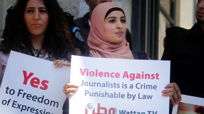 עיתונאים פלסטינים מפגינים מול משרדי שר הפנים של הרשות הפלסטינית ברמאללה במחאה על אלימות משטרתית נגדם, 25.8.13 (צילום: עיסאם רימאווי)