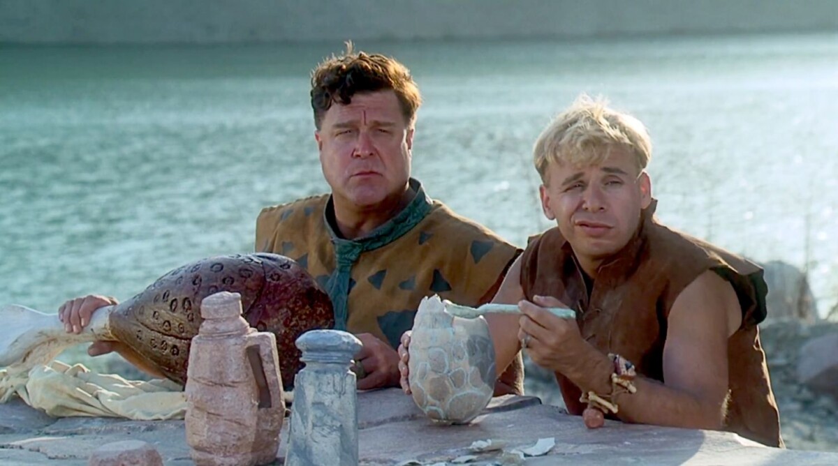 ג'ון גודמן וריק מורניס אוכלים, מתוך הסרט "הפלינסטונס" (צילום מסך)