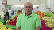רומן אירמייב, מנהל מחלקת ירקות במרכול "מגה", בפרסומת הקוראת לציבור לשוב ולפקוד את סניפי הרשת הנתונה בחובות עתק