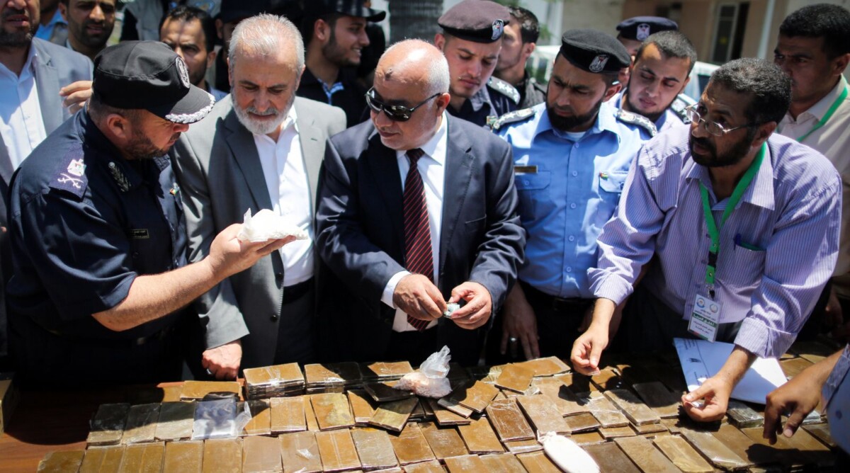 אנשי ביטחון פלסטינים בוחנים סמים שהוחרמו ברצועת עזה (צילום: אעד טאיה)