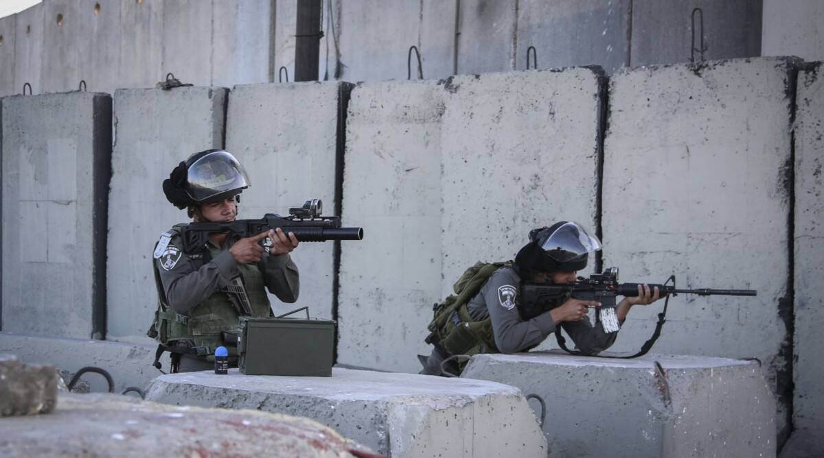 שוטרי מג"ב בזירת נסיון הפיגוע סמוך למחסום קלנדיה, אתמול (צילום: פלאש 90)