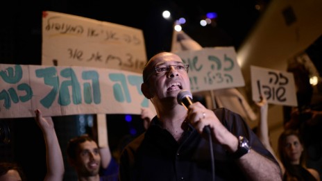 ירון זליכה נואם בפני המפגינים נגד מתווה הגז. תל-אביב, 4.7.15 (צילום: תומר נויברג)