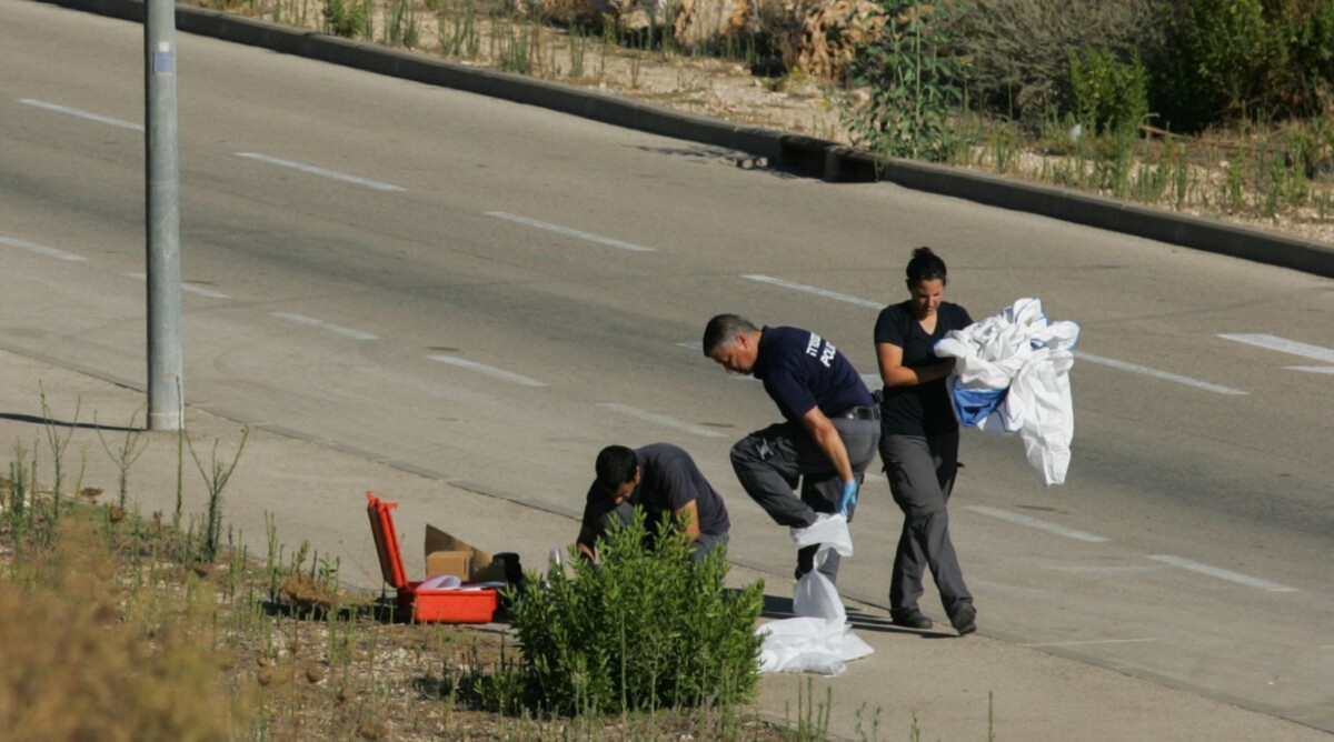 שוטרים בזירת התאבדותו של אפרים ברכה, 5.7.15 (צילום: יונתן זינדל)