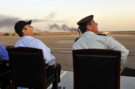 אהוד ברק וגבי אשכנזי, 2009 (צילום: אריאל חרמוני, משרד הביטחון)