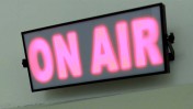 שלט "בשידור חי" בתחנת רדיו (צילום: פלאש 90)