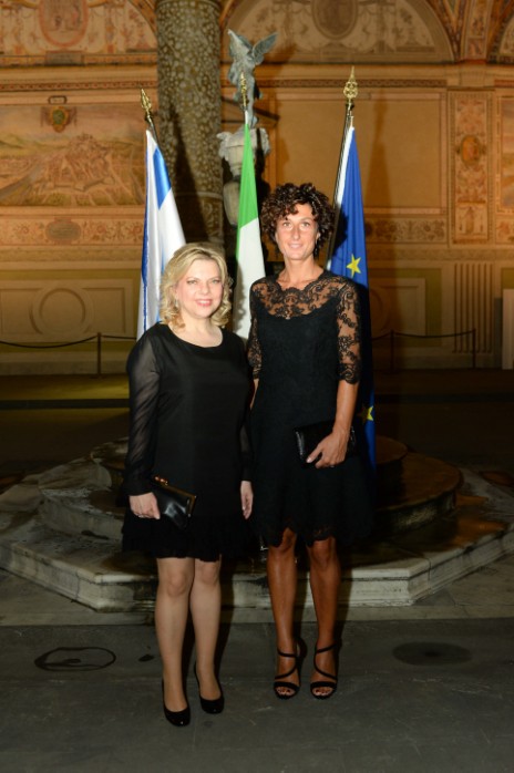 שרה נתניהו יחד עם אנייסה לנדיני, רעייתו של ראש ממשלת איטליה, בתמונה שהופצה על ידי לשכת העיתונות הממשלתית, 29.8.15 (צילום: קובי גדעון)