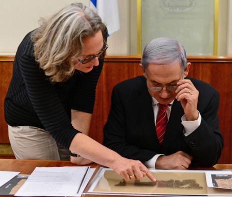 ראש ממשלת ישראל, בנימין נתניהו, מעיין בקטע מתוך מגילות קומראן (צילום: קובי גדעון, לע"מ)