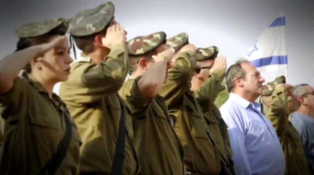 נשיא הקרן לידידות, הרב יחיאל אקשטיין, מצטלם עם חיילים (צילום מסך מתוך סרטון ששולב במשדר ההצדעה)