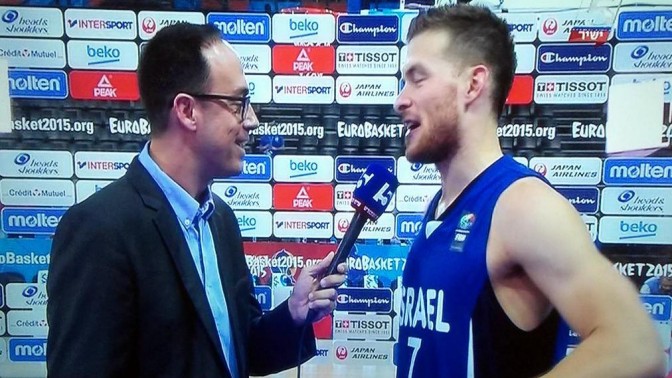 ניב רסקין מראיין את גל מקל השבוע באליפות אירופה בכדורסל (צילום מסך)