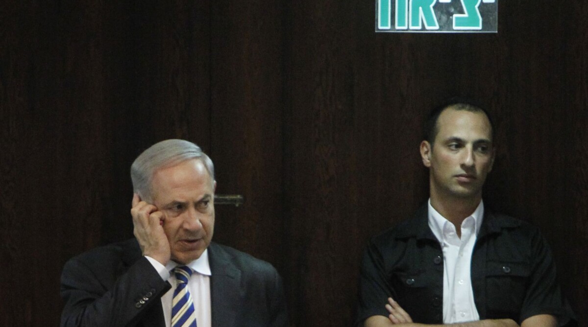 ראש ממשלת ישראל, בנימין נתניהו, משוחח בטלפון סלולרי במליאת הכנסת. 5.7.13 (צילום: מרים אלסטר)