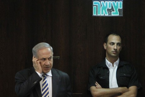 ראש ממשלת ישראל, בנימין נתניהו, משוחח בטלפון סלולרי במליאת הכנסת. 5.7.13 (צילום: מרים אלסטר)