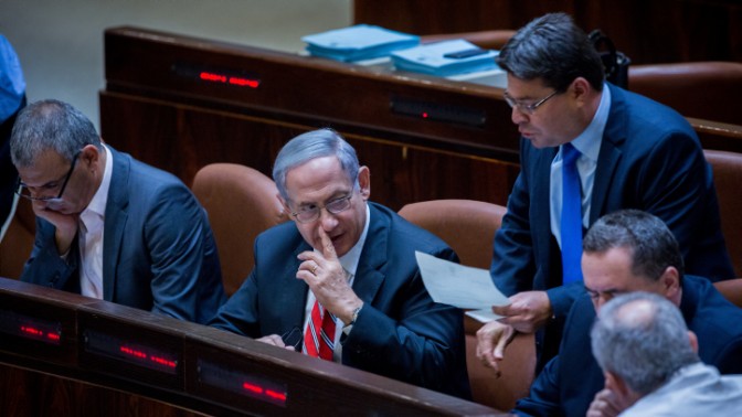 ראש הממשלה בנימין נתניהו והשר אופיר אקוניס במליאת הכנסת, 2.9.15 (צילום: יונתן זינדל)