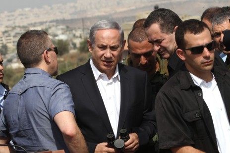 ראש הממשלה בנימין נתניהו עם השרים גלעד ארדן וישראל כץ בסיור במוצב צה"לי בכביש 443, אתמול (צילום: אלכס קולומויסקי)