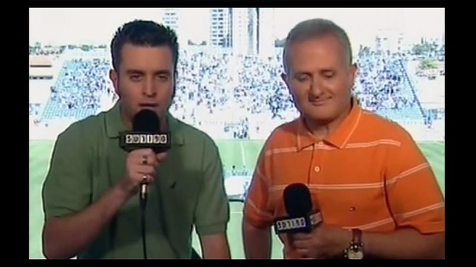 השדר יונתן כהן (משמאל) והפרשן מומי זפרן משדרים משחק מהליגה הלאומית בימים ששודר בערוץ 5 (צילום מסך)