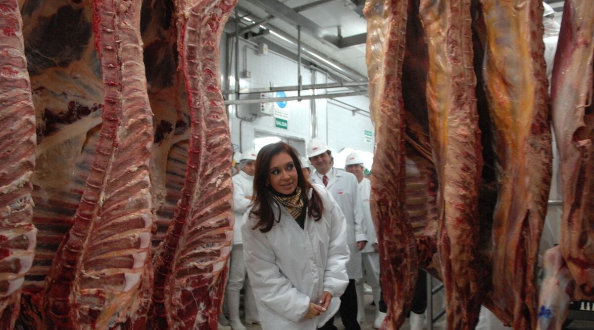 נשיאת ארגנטינה, כריסטינה קירשנר, מבקרת במקרר בשר (צילום: ממשלת ארגנטינה)
