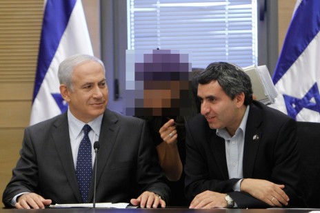 היועצת החשודה עם השר זאב אלקין וראש הממשלה בנימין נתניהו (צילום: מרים אלסטר)
