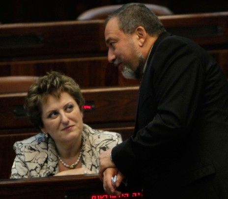 פאינה קירשנבאום עם אביגדור ליברמן במליאת הכנסת, 20.7.11 (צילום: מרים אלסטר)