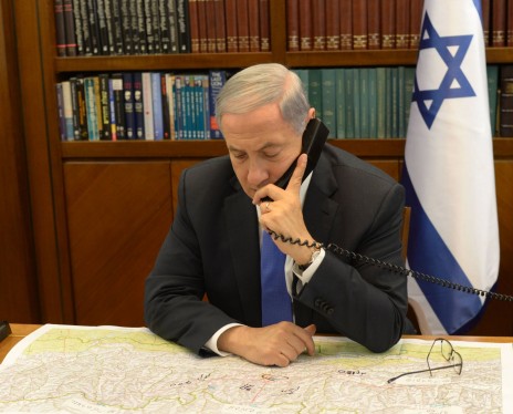 ראש ממשלת ישראל ושר התקשורת, בנימין נתניהו, משוחח בטלפון בלשכתו (צילום: עמוס בן-גרשום, לע"מ)