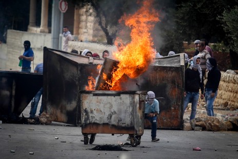 הפגנת פלסטינים ליד בית-אל, 10.10.15 (צילום: פלאש 90)